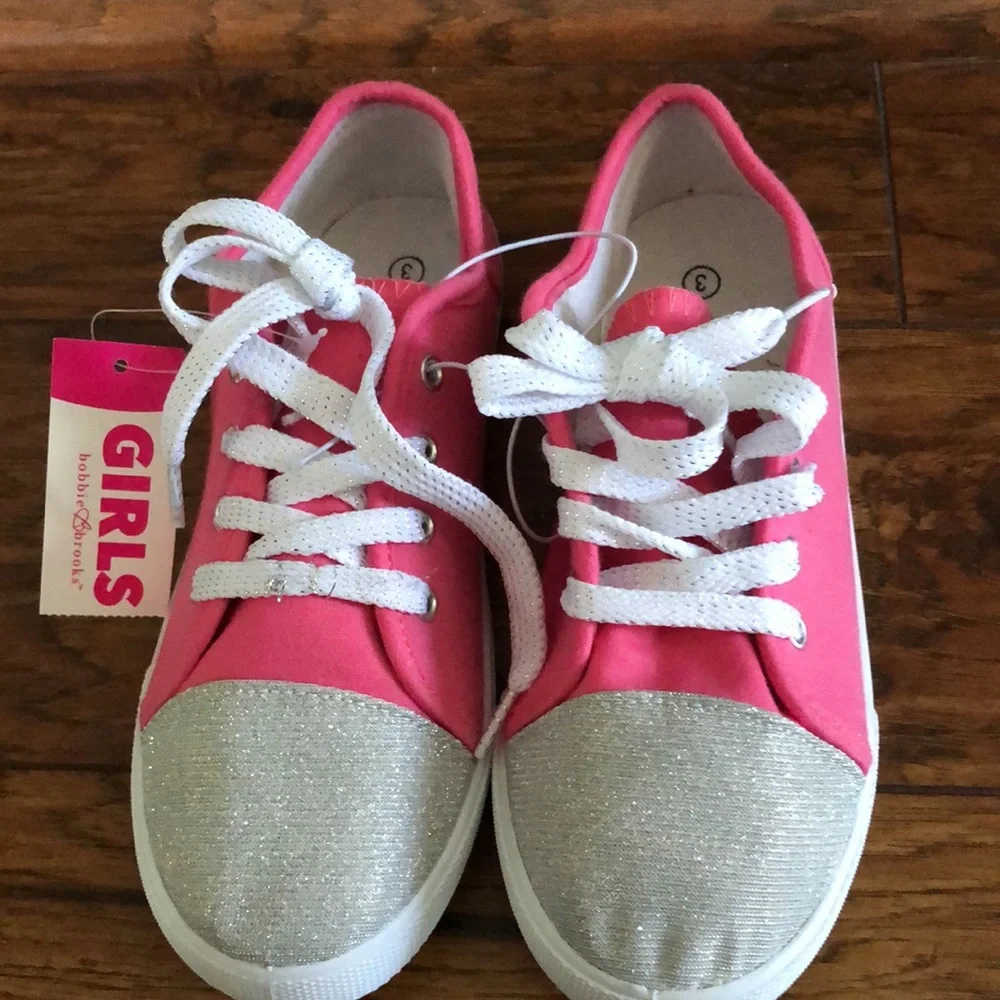 BRAND NEW GIRLS-GYM SHOES SIZE 3! NEW WITH TAGS ON IT. SMOKE FREE HOME! - Picture 2 of 8